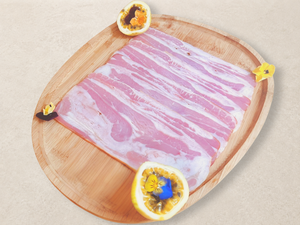 Bacon de veau halal haut de gamme en tranches sur planche