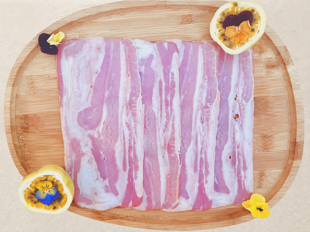 Bacon de veau halal haut de gamme en tranches sur planche