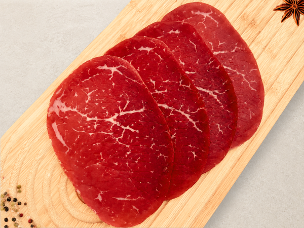 Bresaola halal des Alpes Italiennes en tranches sur planche