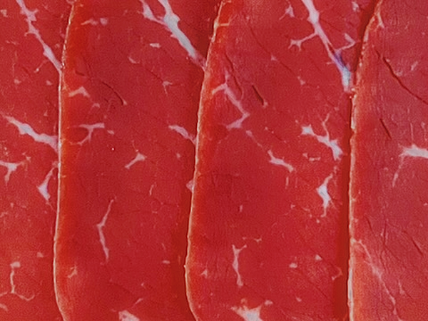 Gros plan sur les tranches de Bresaola halal des Alpes Italiennes