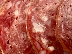 Gros plan sur la texture du Saucisson ibérique halal