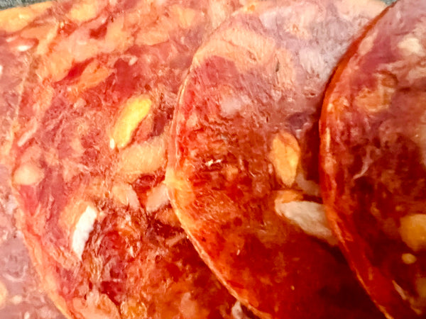 Gros plan sur saucisson sec pepperoni halal