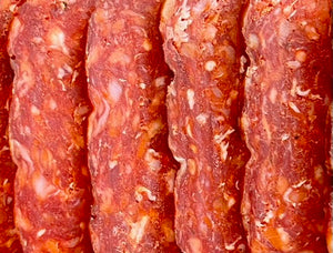 Gros plan sur tranches de Spianata halal de bœuf