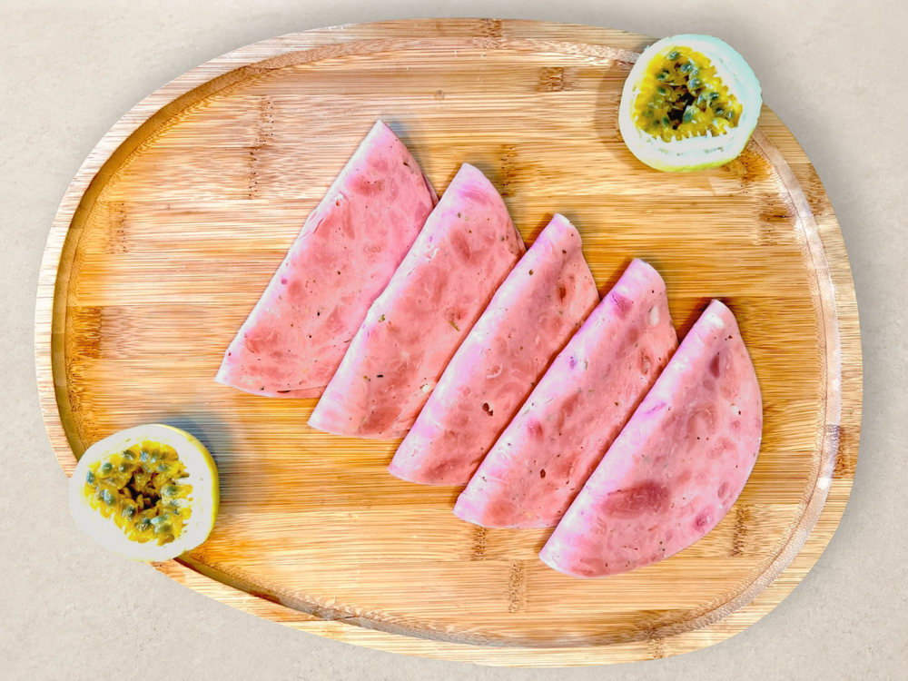 Jambon de canard halal présenté sur une planche de charcuterie premium