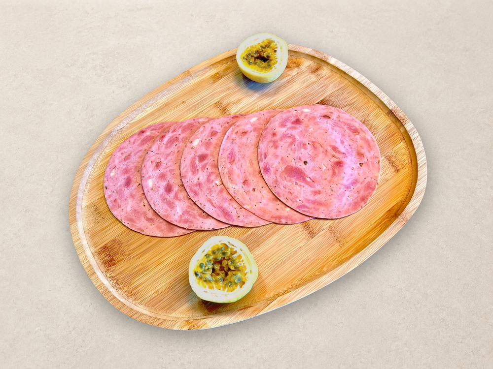 Jambon de canard halal présenté sur une planche de charcuterie premium