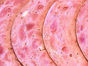 Fines tranches de jambon supérieur de canard halal aux herbes aromatiques, à la texture tendre et délicatement persillée – Noor Gourmet
