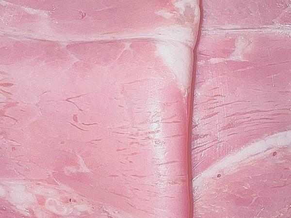 Gros plan sur les tranches de Jambon Supérieur de Veau Halal