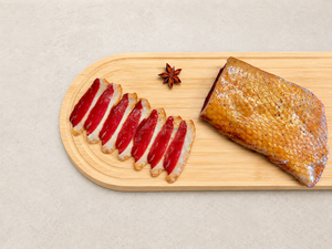 Magret d’oie séché et fumé halal Prestige, entier et tranché sur une planche en bois – Noor Gourmet