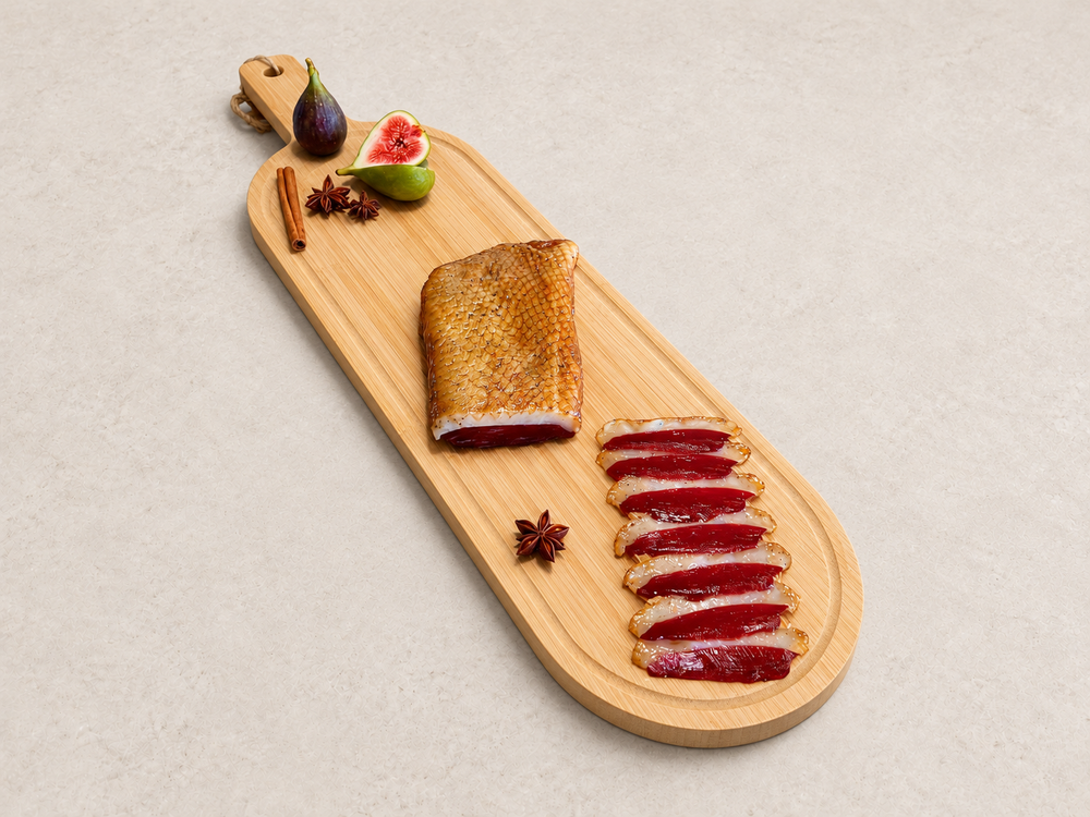 Magret d’oie séché et fumé halal Prestige, entier et tranché sur une planche en bois – Noor Gourmet