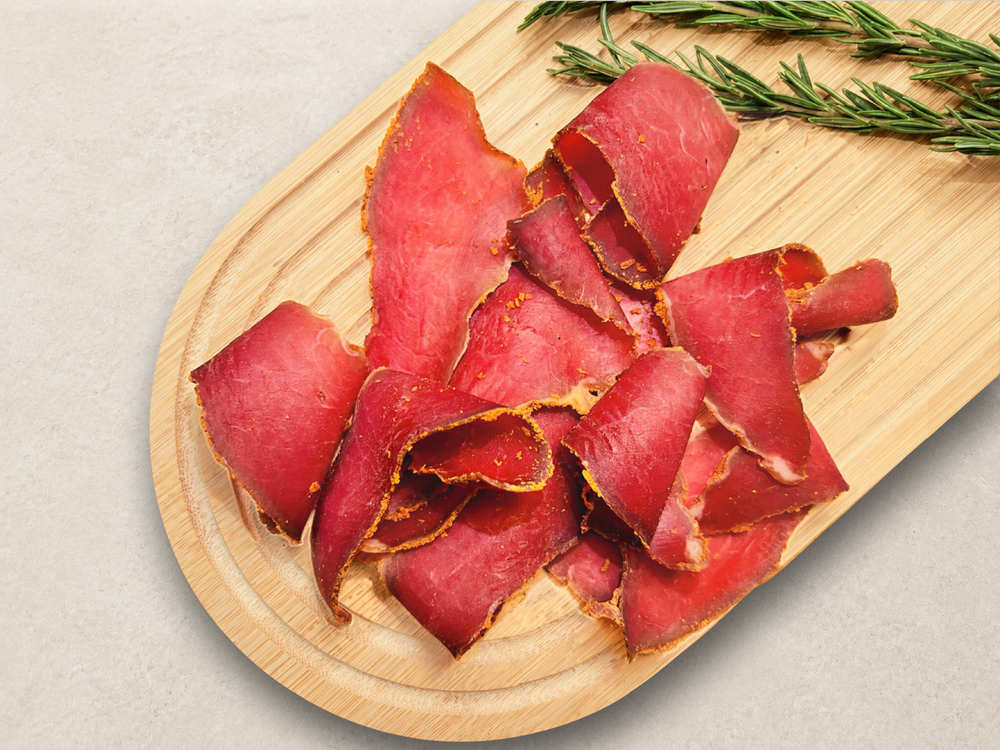 Pasterma Ibérique de bœuf halal en tranches sur planche