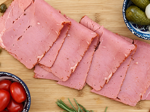 Pastrami halal de bœuf au paprika en tranches sur planche
