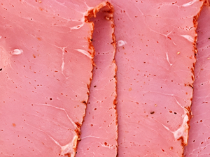 Gros plan sur les tranches de pastrami halal de bœuf au paprika