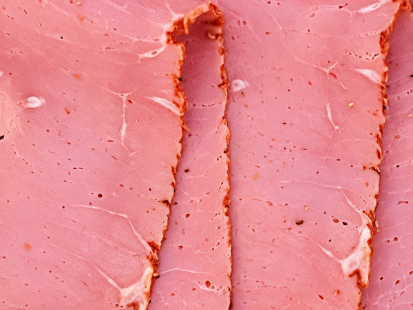 Gros plan sur les tranches de pastrami halal de bœuf au paprika
