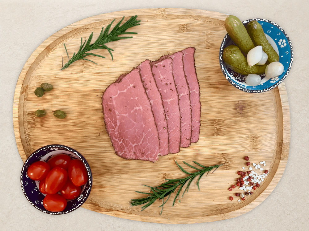 Pastrami halal de bœuf aux épices en tranches sur planche