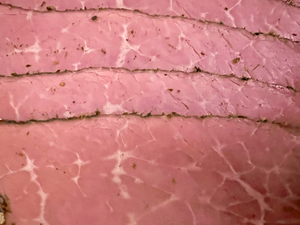 Gros plan sur les tranches de pastrami halal de bœuf aux épices