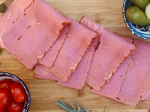 Pastrami halal de bœuf à la paprika tranché sur planche – Noor Gourmet