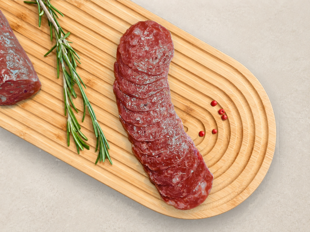 Saucisson sec pur oie halal Grande Réserve tranché sur une planche en bois – Noor Gourmet