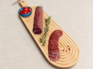 Saucisson d’oie halal Grande Réserve présenté en fines tranches sur une planche de dégustation
