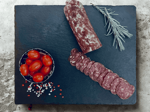 Saucisson sec halal des Alpes françaises sur planche avec condiments