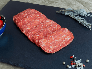 Spianata halal de bœuf entière sur planche avec épices