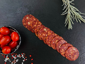 Tranches de pepperoni halal sur planche apéritive