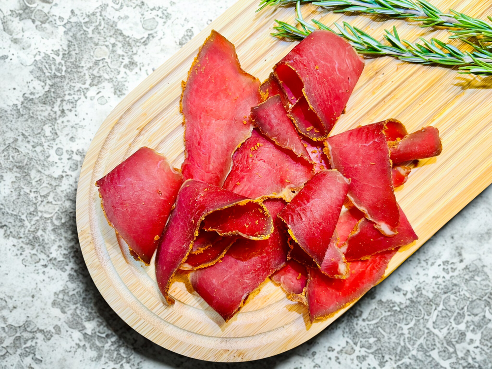 Pasterma ibérique de bœuf halal tranchée, charcuterie artisanale premium