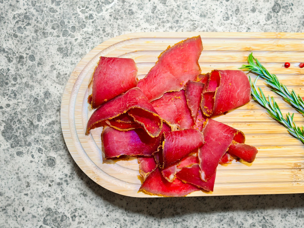Pasterma ibérique de bœuf halal tranchée, charcuterie artisanale premium